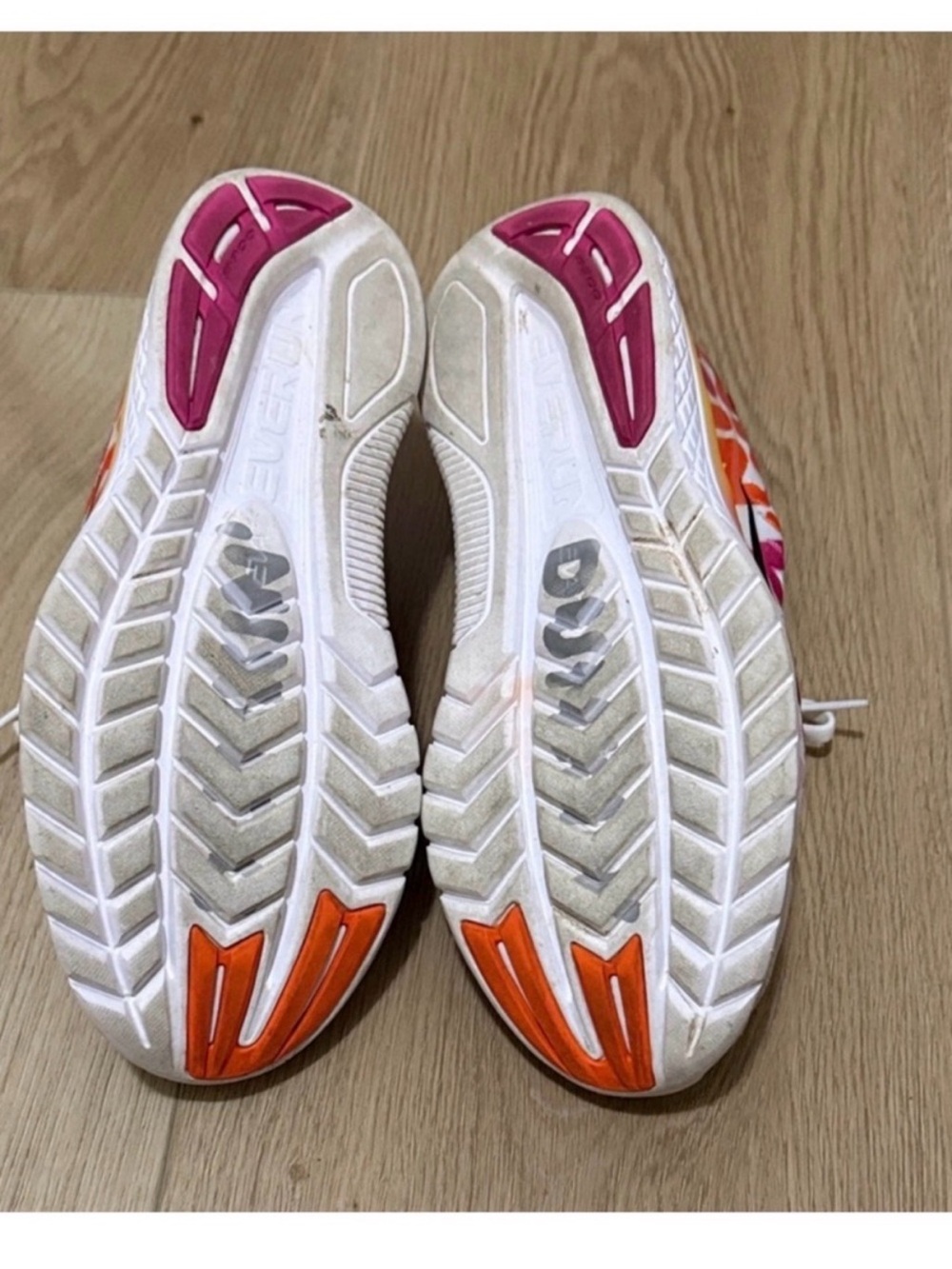 Saucony Kinvara 10 Limited Edition Boston Dunkin sneakers - Picture 6 of 8